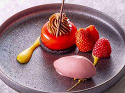 アールグレイのムース チョコレートクリーム オレンジのソース ラズベリーアイスクリーム