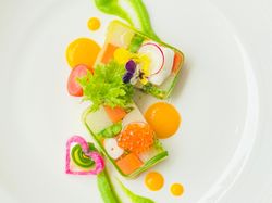 【冷菜】新鮮魚介と季節野菜のテリーヌ
ブロッコリーとフロマージュブランのソース