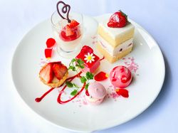 【デザート】幸せいっぱいのウェディングケーキとパティシエ特製デザート盛り合わせ
~旬のフルーツづくし~