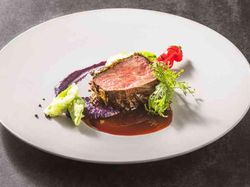 国産牛ロースのロティ おぼろ昆布のベール
濃厚なジュ・ド・ブッフソースと奈良漬けの和合