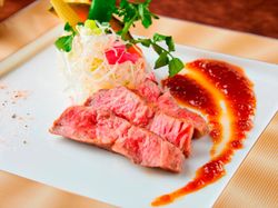 牛ロースの炙り焼き 和のソースとハーブソルト