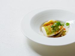 海老のラヴィオリ仕立て 鯛のクルート焼き ピメントエスプレットの香り