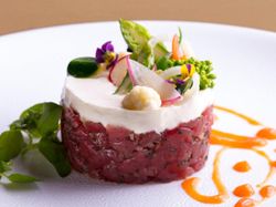 鮪のマリネと根セロリのムース
数種の野菜で華やかに