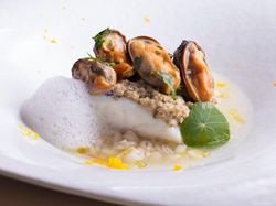 天然真鯛の白ワイン蒸し
ムール貝とキャビアに見立てた茄子
貝と昆布のジュに柚子の香りをのせて