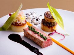 黒毛和牛ロースのロティ
キレのある赤ワインソース
ジャガイモのコンフィに2種のネギを添えて