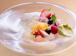 フロマージュブランのムースと季節のフルーツ
ピスタチオのクリームとミントのジュレ