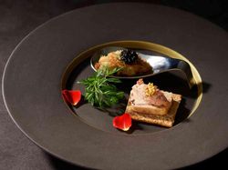 アミューズブーシュ ずわい蟹とキャビアと鴨肉のリエット