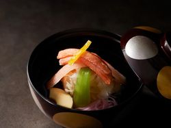 大福椀 海老真丈花弁茸蒸しとズワイ蟹の清汁仕立て