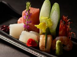 本鮪大トロと鮮魚の五種末広盛り 祝飾り妻 山葵