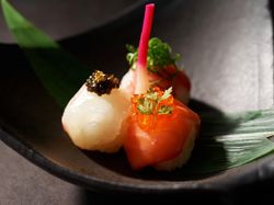 鮪大トロと鮮魚のかわいらしい手毬寿司