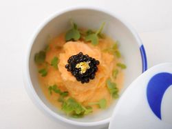 キャビアとコンソメジュレを添えた濃厚な人参のムース