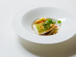 海老のラヴィオリ仕立て 鯛のクルート焼き ピメントエスプレットの香り
