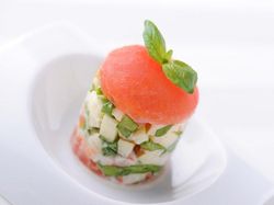 ズワイガニとトマトのシャルロット仕立て