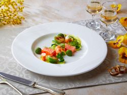 彩野菜を添えたサーモンのミキュイ