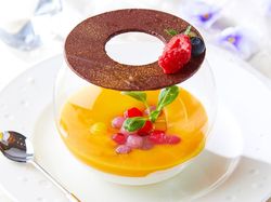 季節のデザート(濃厚ミルクティのカタラーナ/エキゾチックなココナッツムースとパイナップルキャラメリゼ/さわやかなレモンのモンブラン/メレンゲに包まれた季節のアイスクリームとそのコンフィチュール)