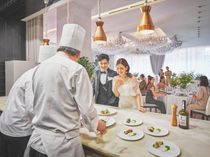 オープンキッチンでお作りするできたてのお料理がゲストから好評