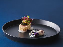 軽く炙ったかんぱちのマリネとオシェラトンキャビア
紀州はちみつ梅のムースと発芽野菜を添えて
甘酢生姜のコンディメント