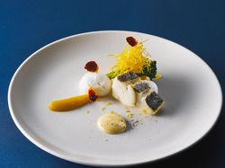三河湾、鱸の蒸し焼き
黄人参のピュレとコンフィを付け合わせて
柚子風味のブール・ブランソースで