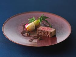 厳選牛ロース肉のロースト
実山椒のアクセント
三河たまり醤油のソース