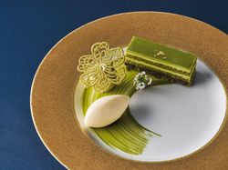 西尾抹茶のオペラとバニラのアイスクリーム
さまざまな抹茶のテイストで