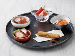 【前菜5種盛】中とろのお造り / 紅ずわい蟹とフルーツトマトのおひたし / 蛸の柔らか煮 / 鴨の春巻き / 生湯葉 漬けいくら