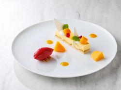 【デザート】宮崎マンゴーのムース ラズベリーバニラのシャーベット