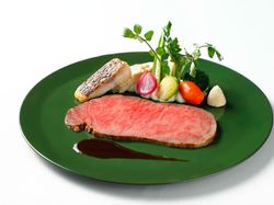 ニューオータニ伝統の極みローストビーフと真鯛のデュオ ドフィーネ風