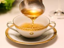 豊潤な香り引き立つ黄金の「ビーフコンソメ」