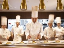 おふたりの「ありがとう」が冷めないように。オープンキッチンで仕上げる、見えるこだわり。