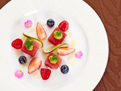 マグロとアボカドディップ ポン酢ジュレ フルーツと共に