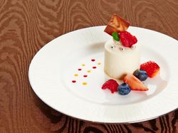 フロマージュブラン風ムース仕立て クリスタルベリー添え