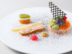 ホタテ・カニ・サーモン・アボカドのハーモニー セルクル飾り パテアンクルートと共に