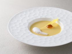 冷製コーンスープとコンソメジュレ ミルクのエキューム