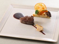 黒毛和牛フィレ肉のローストとアワビのアンサンブル ソースペリグー