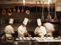 オープンキッチンから美味しいお料理を