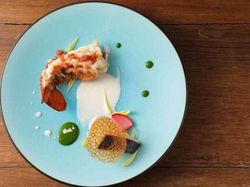 金目鯛とオマール海老のポワレ ポワローのエチュベを添えて