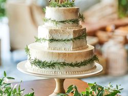 新郎新婦オーダーメイドのウエディングケーキ