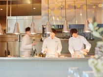 期待度アップ!ライブ感溢れるフルオープンキッチンから最高のタイミングでお届けする料理