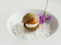 一口のおもてなし マッシュルームのビスキュイ 雲丹とリコッタチーズのムース