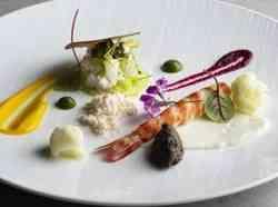 国産活車海老とキャビアを添えたボタン海老のタルタル ブラックキヌアのコンディメントと海老オイルのパウダーを添えて