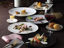 驚きと歓びに満ちた祝宴の幕開け