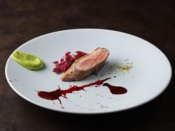 【Deuxième】合鴨のロティー 赤玉葱のチャツネとグリーンピースのピューレ
カシスのクーリーとパッションペッパーの香りを添えて