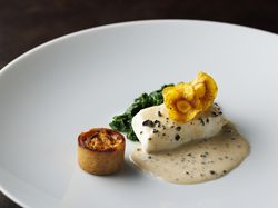 【Poisson】平目のヴァプール トリュフ風味のヴァンブランソース ポロ葱のフラミッシュ添えて