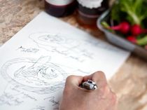 斬新かつ繊細で見た目にも美しく、口に入れた瞬間に美味しさが広がるような”幸せになれるメニュー”