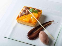 コースの〆を彩るデザート一例:みかんとチョコレートのタルト チョコアイス添え