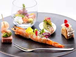エンジェルブラウン 黄身クリームのお花畑
カニのディップとプリゼパイ カニ味噌クリームチーズ
マグロほほ肉のペルシャード カシスマスタード
生ハムとエンドウ豆のミント風味 ベリーのパン・ド・ミ
クリュー3種 中トロ カンパチ 旬魚