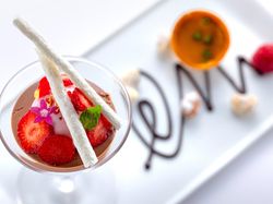 ショコラのババロアと苺のムース ピンクのジュレ ムラングアマンドを添えて
いろいろなナッツとマンゴーのタルト