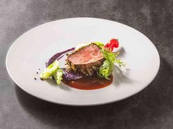 国産牛ロースのロティ おぼろ昆布のベール
濃厚なジュ・ド・ブッフソースと奈良漬けの和合