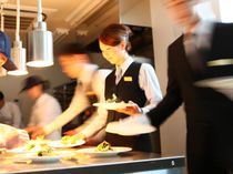 熱いものは熱いまま、冷たいものは冷たいまま、最適な温度とタイミングでゲストのもとにお届け