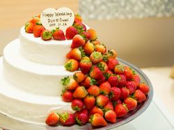 *流れる苺のウェディングケーキ*